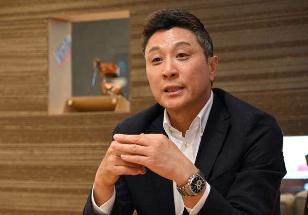 Etro Korea CEO Lee Jong-kyu poses during an interview with The Korea Herald at Etro Korea's office building in Gangnam-gu, Seoul, Wednesday. (Im Se-jun/The Korea Herald)